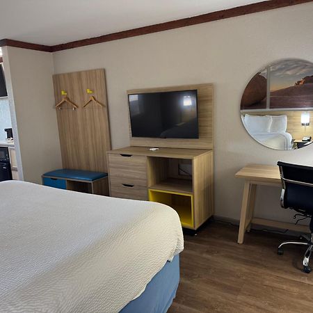 Days Inn By Wyndham Suites Φρέντερικσμπεργκ Εξωτερικό φωτογραφία