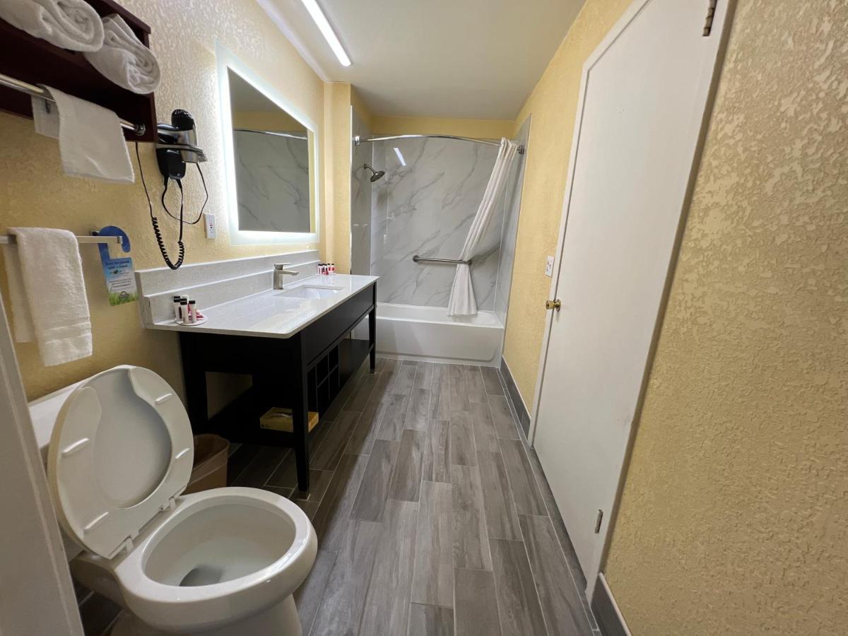 Days Inn By Wyndham Suites Φρέντερικσμπεργκ Εξωτερικό φωτογραφία