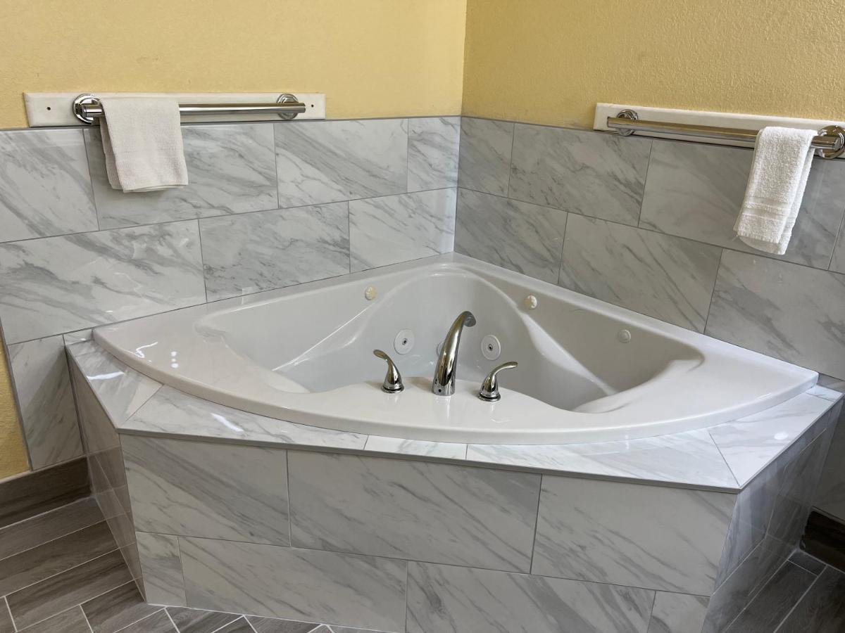Days Inn By Wyndham Suites Φρέντερικσμπεργκ Εξωτερικό φωτογραφία