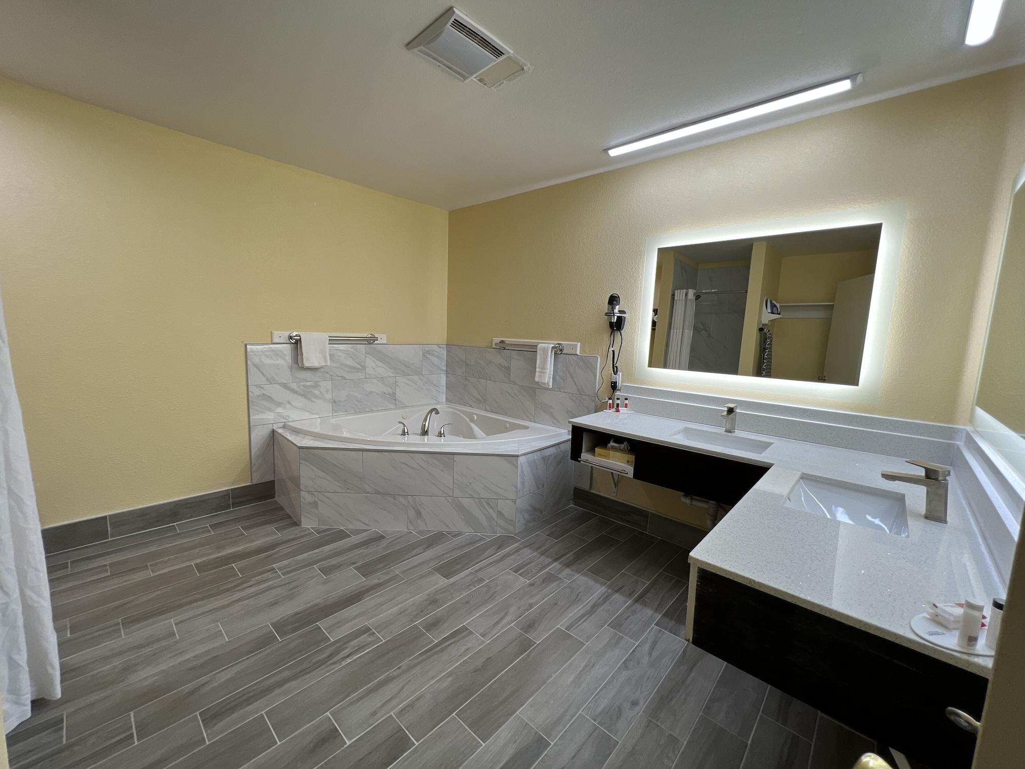 Days Inn By Wyndham Suites Φρέντερικσμπεργκ Εξωτερικό φωτογραφία