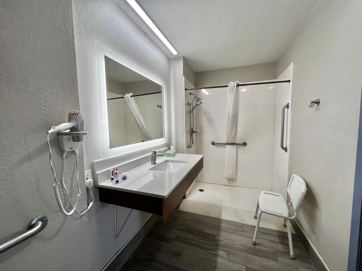 Days Inn By Wyndham Suites Φρέντερικσμπεργκ Εξωτερικό φωτογραφία