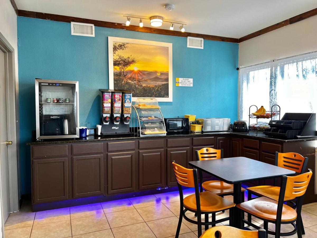 Days Inn By Wyndham Suites Φρέντερικσμπεργκ Εξωτερικό φωτογραφία
