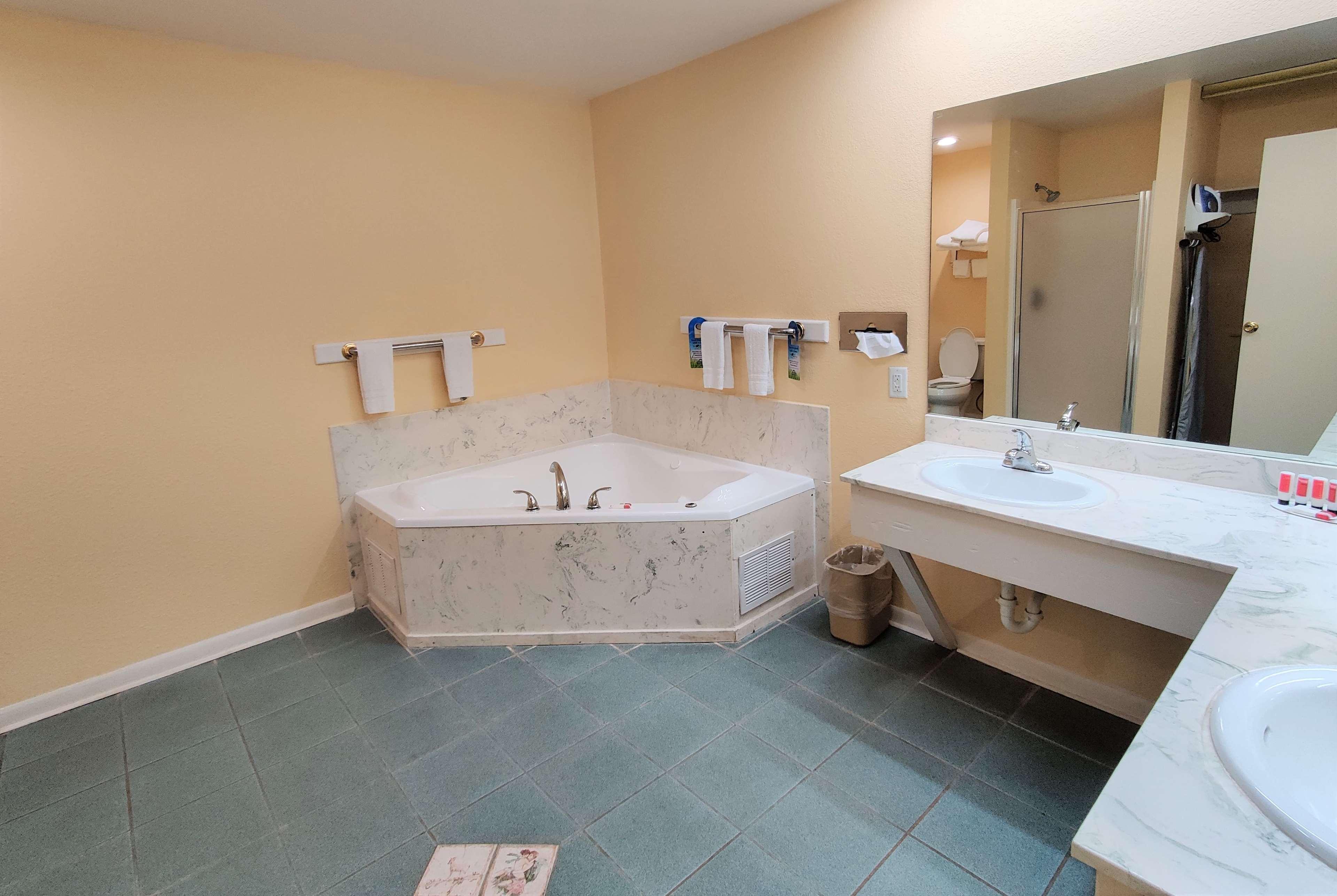 Days Inn By Wyndham Suites Φρέντερικσμπεργκ Εξωτερικό φωτογραφία