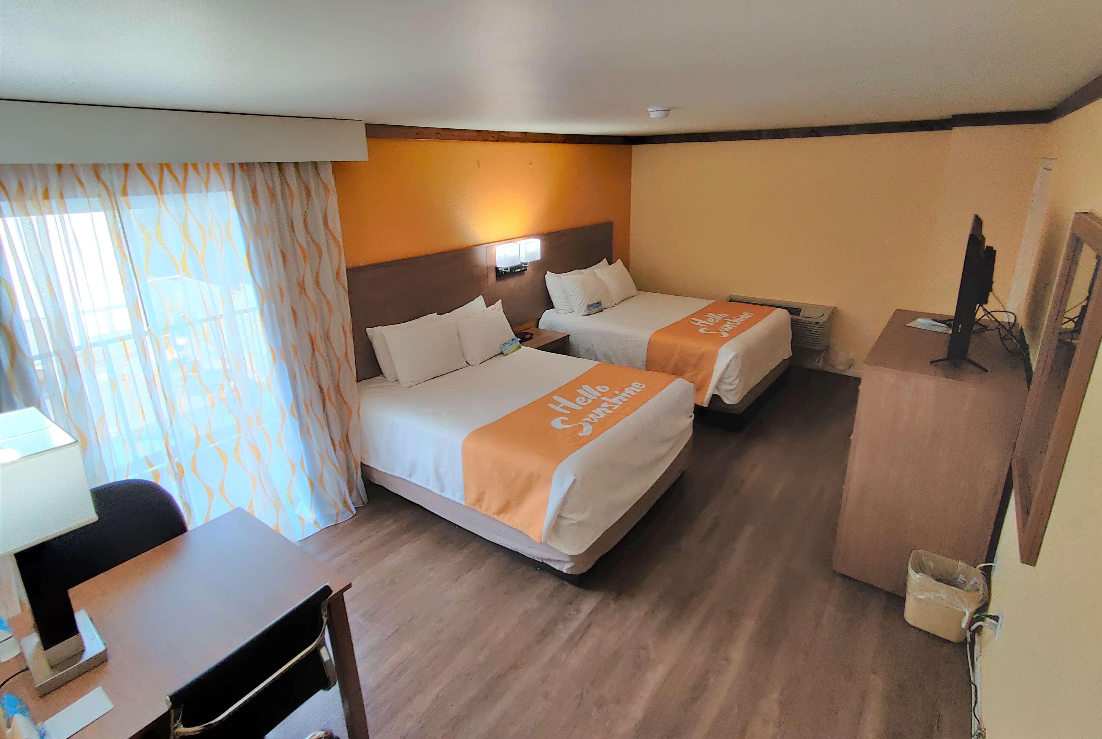 Days Inn By Wyndham Suites Φρέντερικσμπεργκ Εξωτερικό φωτογραφία