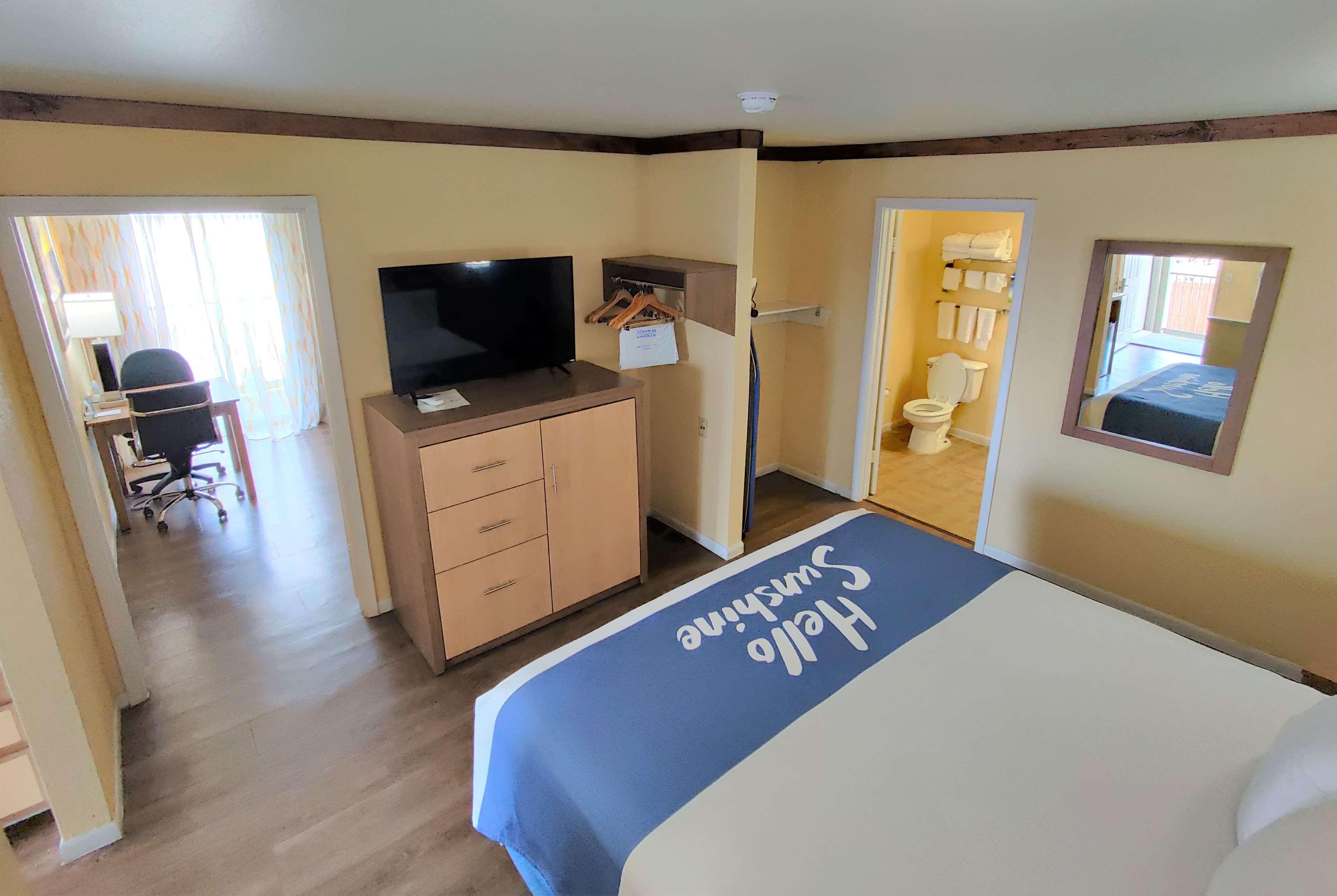 Days Inn By Wyndham Suites Φρέντερικσμπεργκ Εξωτερικό φωτογραφία