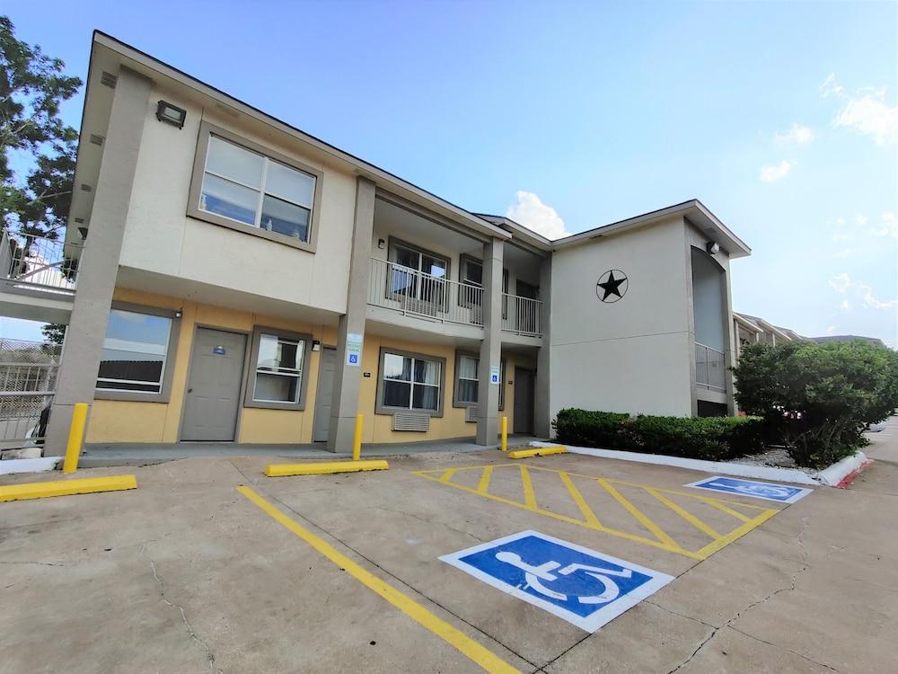 Days Inn By Wyndham Suites Φρέντερικσμπεργκ Εξωτερικό φωτογραφία