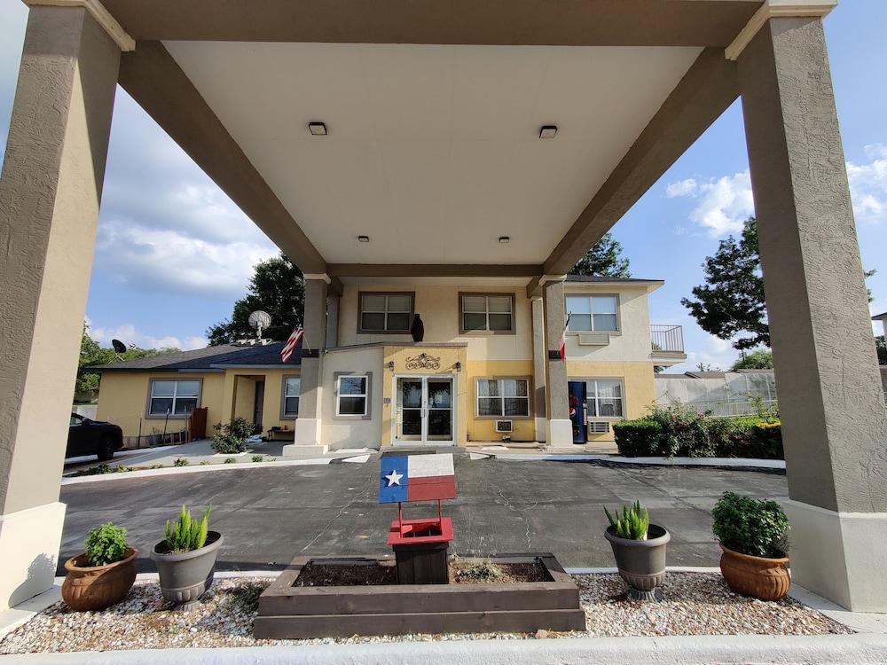 Days Inn By Wyndham Suites Φρέντερικσμπεργκ Εξωτερικό φωτογραφία